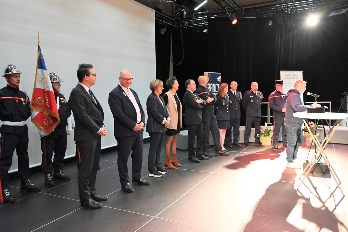 Prefet87's tweet image. #SDIS | ⚽ Jeudi soir, François Pesneau, préfet de la #HauteVienne, a assisté à la cérémonie d’ouverture du 34ème Championnat de France de football des sapeurs-pompiers à #Panazol.

🏆 16 équipes venues de toute la France se sont affrontées tout le week-end afin de remporter le…