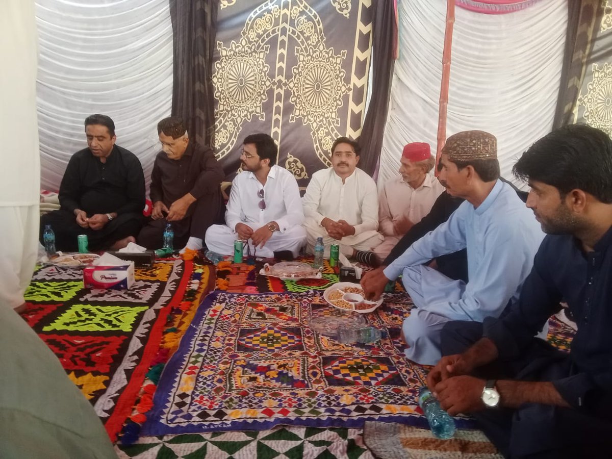 miraltafkhoso's tweet photo. ڪنڌڪوٽ 
جنرل سيڪريٽري پي پي پي ضلع ڪشمور/وائيس چيئرمين ضلع ڪائونسل ڪشمور مير الطاف احمد خان کوسو صاحب سينيئر اڳواڻ پي پي پي حاجي ارباب علي کوسو جي وفات تي سندس وارثن سان تعزيت ڪندي ڏک جو اظهار ڪيو
ان موقع تي ڪافي تعداد ۾ ورڪر پڻ موجود هئا https://t.co/NK0azUTBUA