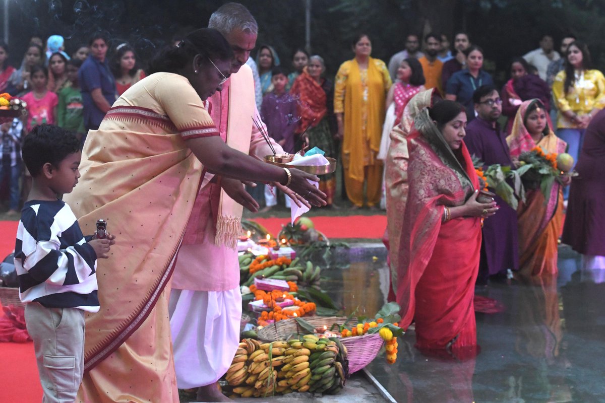 AshokShrivasta6's tweet image. छठ आज राष्ट्रीय पर्व बन चुका है।
राष्ट्रपति द्रौपदी मुर्मू जी छठ पूजा करते हुए।
#छठी_मैय्या