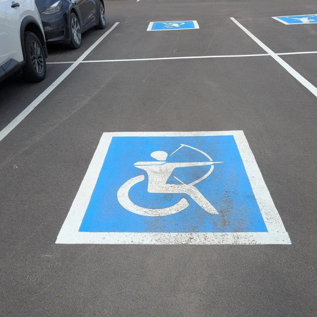 creapills's tweet image. Le symbole du handicap sur les places de parking des magasins Decathlon au Canada rappelle que le sport est vraiment accessible à tous ♿️