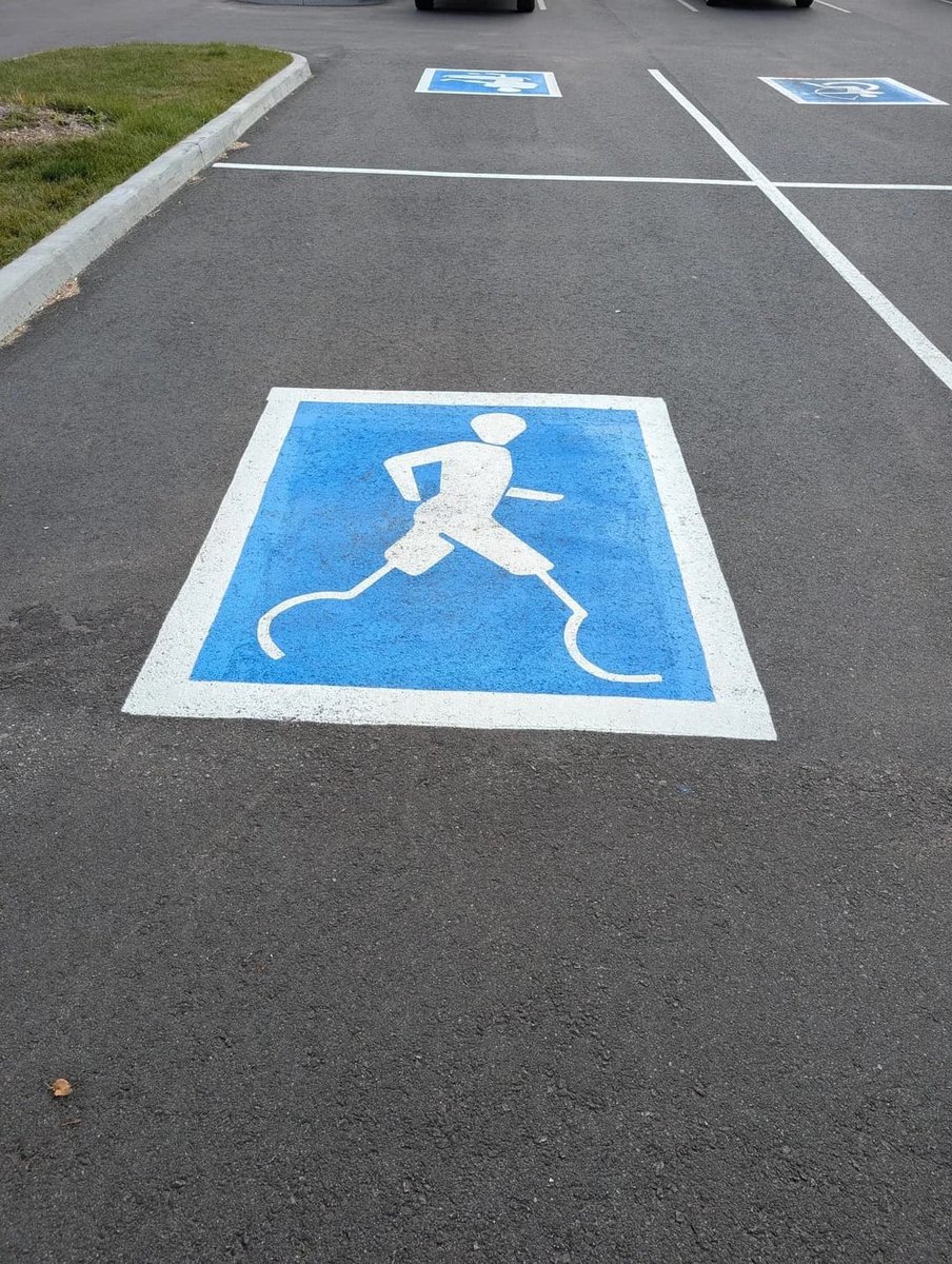 creapills's tweet image. Le symbole du handicap sur les places de parking des magasins Decathlon au Canada rappelle que le sport est vraiment accessible à tous ♿️