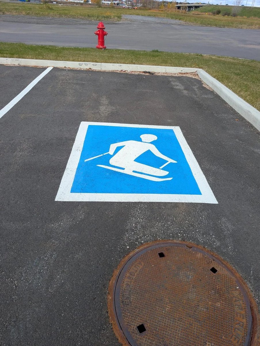 creapills's tweet image. Le symbole du handicap sur les places de parking des magasins Decathlon au Canada rappelle que le sport est vraiment accessible à tous ♿️