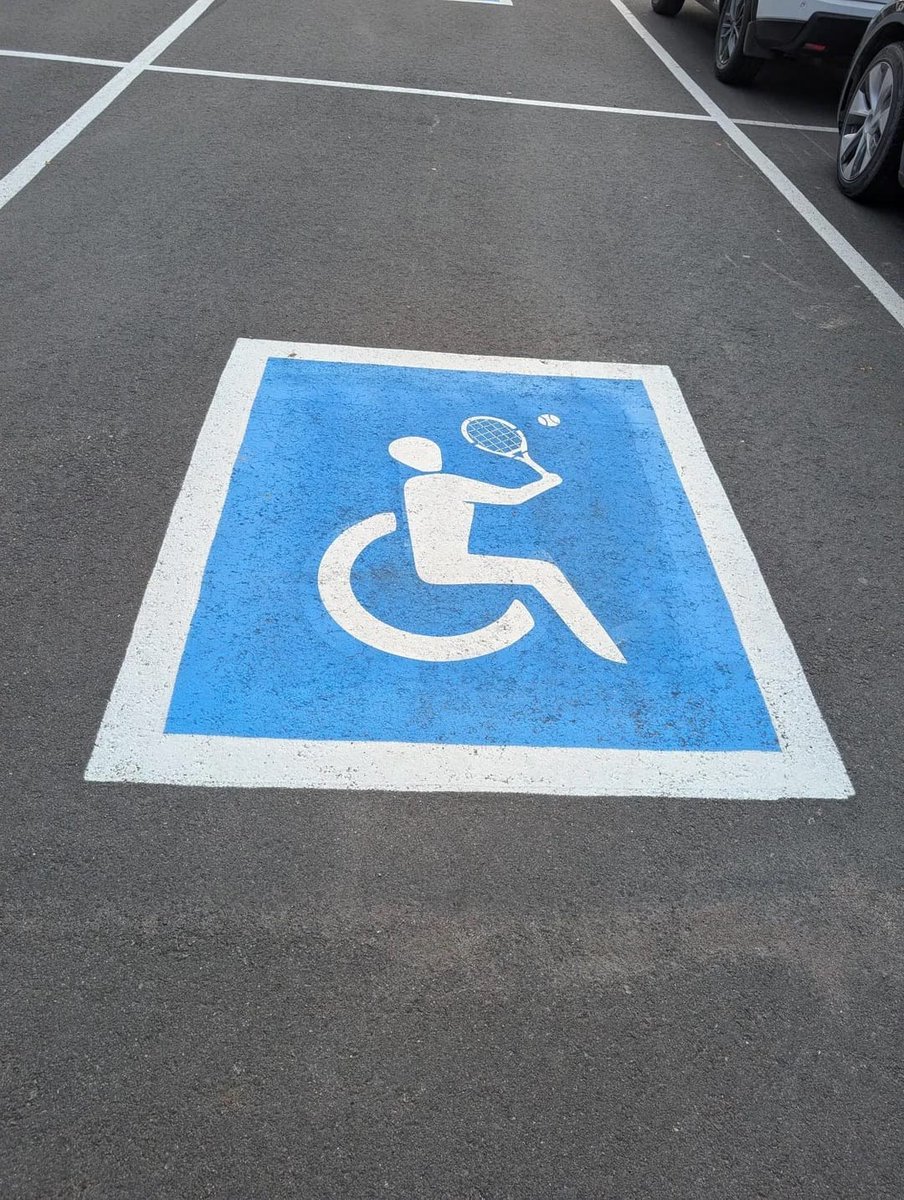 creapills's tweet image. Le symbole du handicap sur les places de parking des magasins Decathlon au Canada rappelle que le sport est vraiment accessible à tous ♿️