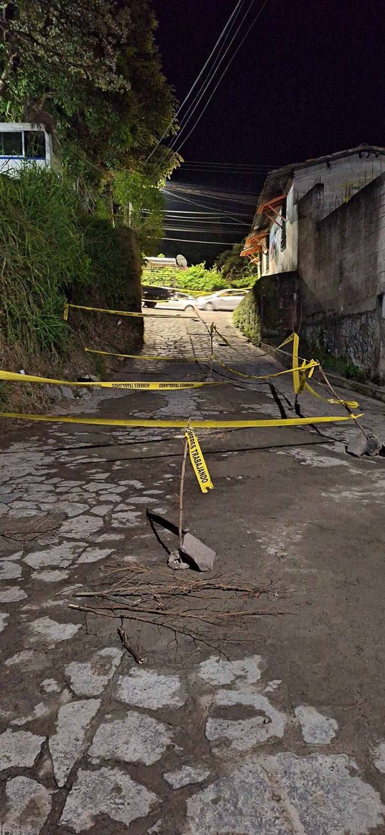 En Panchimalco, ante la incapacidad de la alcaldía de Nuevas Ideas y del gobierno de Bukele, los habitantes tuvieron que poner de su pisto y arreglaron la calle. Gracias Prezi 🤡

Si te gusta mi contenido, sígueme 👍