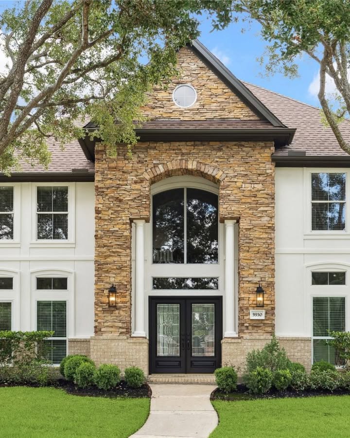 HintonHomeTeam's tweet image. 💰 $720K | 📍 5930 Solar Point Ln, Houston

Gated 5BD, 3.5BA, 4,066 SF w/ new 2025 roof, chef’s kitchen (Viking + JennAir), renovated primary suite &amp;amp; game room.

Contact the Hinton Home Team for your private tour!

#HoustonRealEstate #CompassHouston #LuxuryLiving