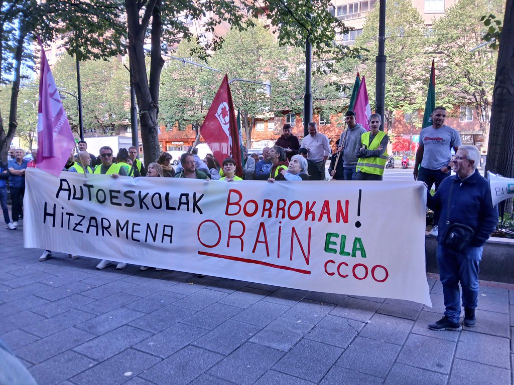 ELAHezkuntza's tweet photo. Gaur Bizkaiko autoeskoletako langileek #APAVI patronalaren egoitza aurrean kontzentrazioa egin dute hitzarmen duina aldarrikatzeko!
Lxs trabajadorxs de #autoescuelas de #Bizkaia se concentran delante de la patronal APAVI para reivindicar un convenio digno!
#AutoeskolakBorrokan https://t.co/6Z1ZCVLI2O