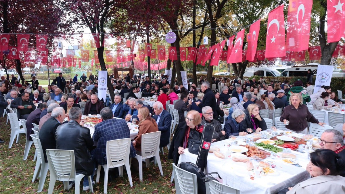 Ankara Kent Konseyi ev sahipliğinde, Karadenizliler Kültür ve Yardımlaşma Derneği tarafından, Karadeniz’in değerlerini, kültürünü ve dostluğunu yaşatmak amacıyla bir kahvaltı programı düzenlendi.

Programa Ankara Milletvekili Semra Dinçer, İstanbul Milletvekili Hasan Karal,