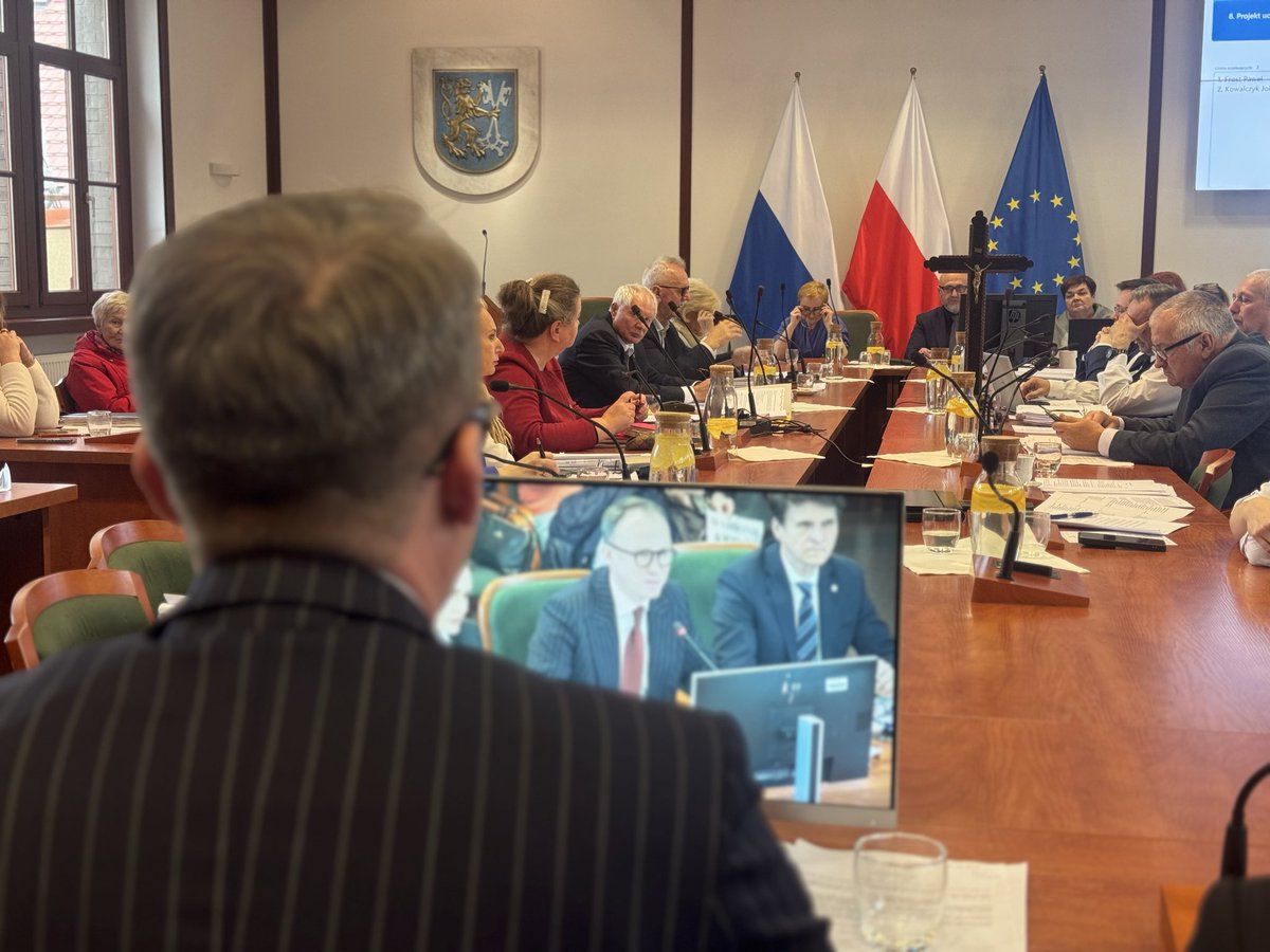 Janusz Życzkowski (@zyczkowski) on Twitter photo Legnica. Radni postawili na stole olbrzymich rozmiarów krzyż. Dokładnie naprzeciw przemawiającego prezydenta <a href="/MaciejKupaj/">Maciej Kupaj Prezydent Legnicy</a>. Dyskusja o przywróceniu symbolu na ścianie sali sesyjnej przed nami <a href="/RepublikaTV/">Telewizja Republika 🇵🇱 #włączprawdę</a> Legnica. Radni postawili na stole olbrzymich rozmiarów krzyż. Dokładnie naprzeciw przemawiającego prezydenta <a href="/MaciejKupaj/">Maciej Kupaj Prezydent Legnicy</a>. Dyskusja o przywróceniu symbolu na ścianie sali sesyjnej przed nami <a href="/RepublikaTV/">Telewizja Republika 🇵🇱 #włączprawdę</a>