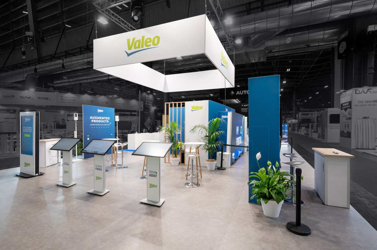 À l’occasion du salon <a href="/EQUIP_AUTO/">EQUIP AUTO</a>, R2 Stand &amp; Event réalise pour Valeo un stand modulaire de 145 m². Le stand est complété par un second espace de 35 m² dédié à l’exposition produits. Ensemble, ces deux zones forment un ensemble cohérent, moderne et impactant.
