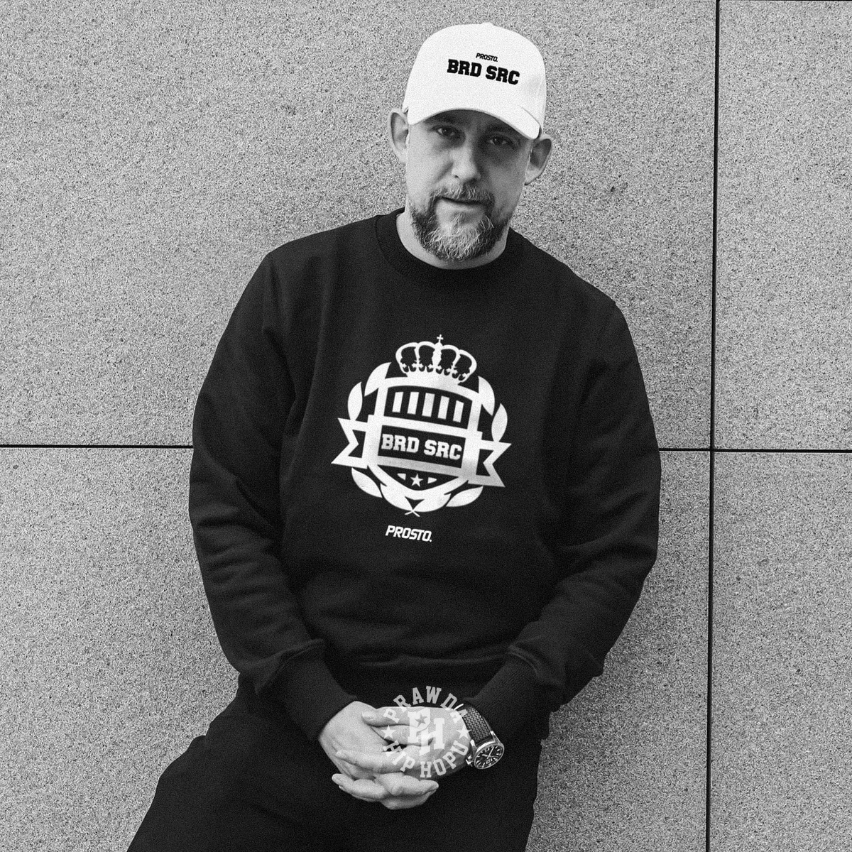 💥PROSTO LABEL POWRACA?!
Wojtek Sokół ruszył ze świąteczną kampanią, która – jak ustaliliśmy – zapowiada powrót Prosto Label! Pierwszym projektem ma być długo wyczekiwana płyta Brudnych Serc, a planowana na 24 grudnia premiera tłumaczy świąteczny klimat akcji. [PRAWDA HIP-HOPU]