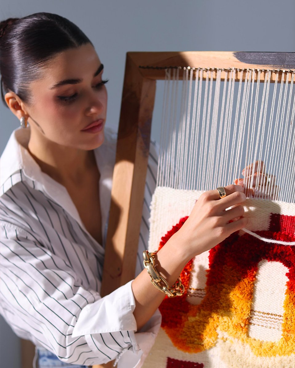Rotap's tweet image. Ottoman craft meets Pomellato’s artistry.
Hande Erçel joins Mimar Sinan students to weave icons into life.
#Pomellato #IconicaCollection
