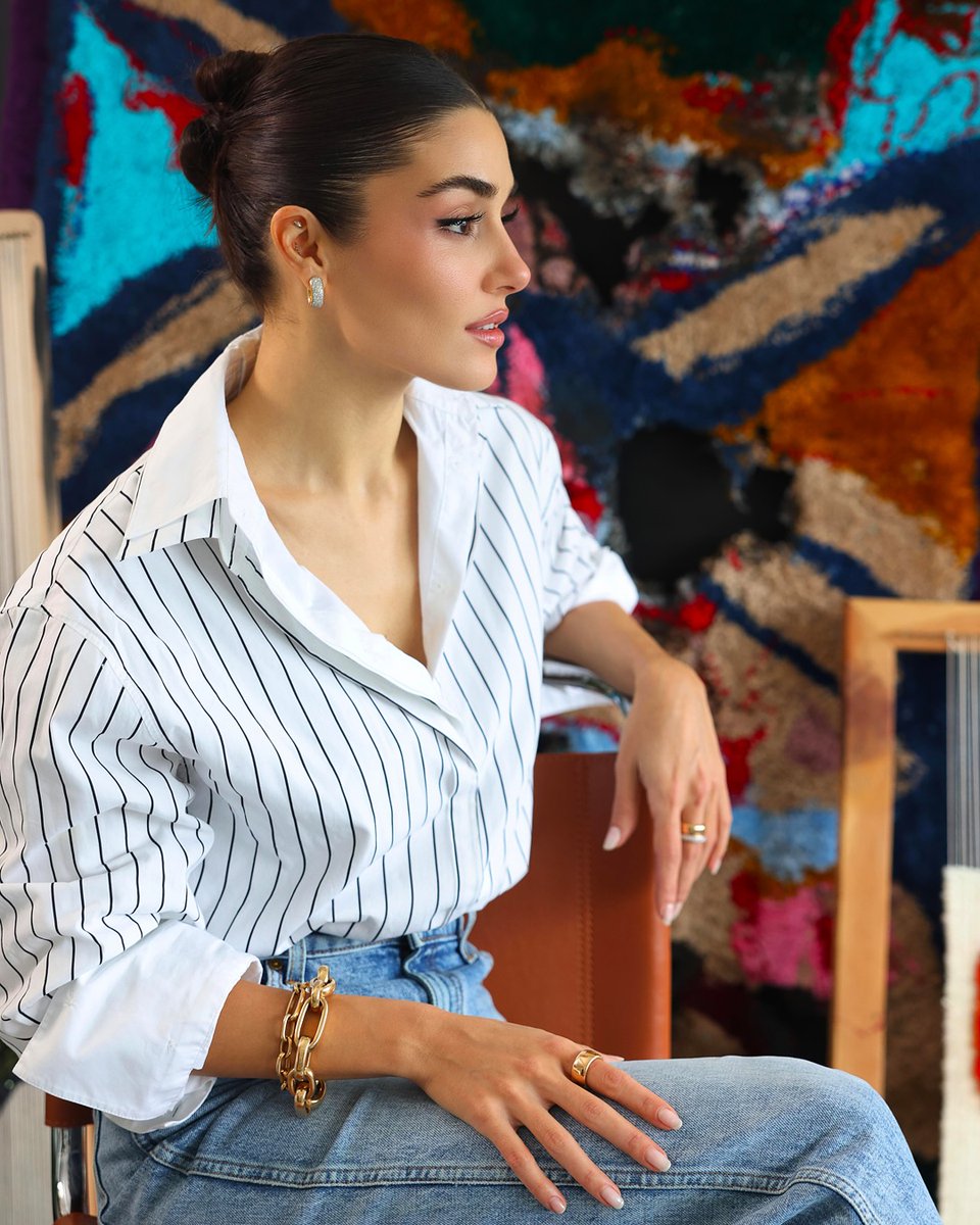 Rotap's tweet image. Ottoman craft meets Pomellato’s artistry.
Hande Erçel joins Mimar Sinan students to weave icons into life.
#Pomellato #IconicaCollection