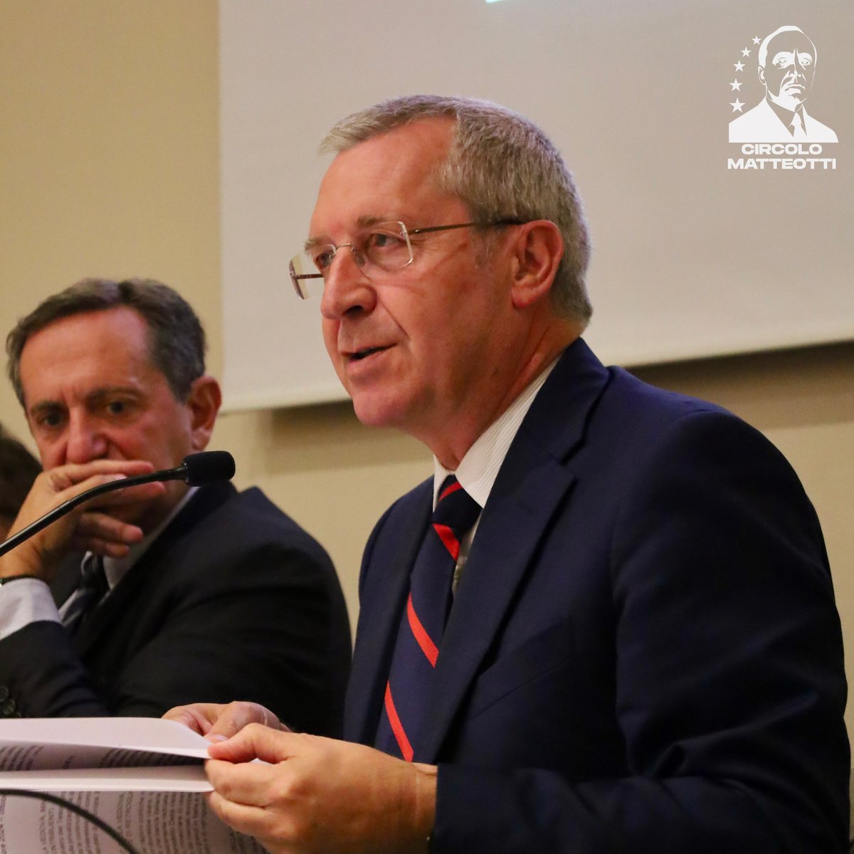 Il Governo è entrato a gamba tesa nel sistema bancario, ha giocato al tempo stesso la parte dell’arbitro e del giocatore e ha in questo modo distorto e stravolto gli esiti di normali e legittime dinamiche di mercato nell’interesse di pochi ma - purtroppo - nel disinteresse di