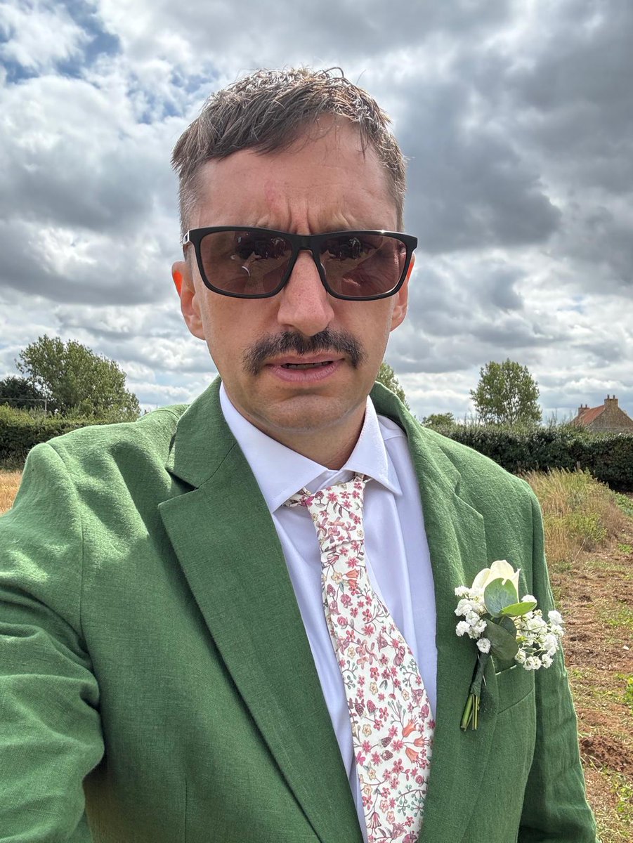 PeoplesBall's tweet image. Why did Robbie buy a green suit? 👔

Find out on this week’s Peoples Front of Football episode.
