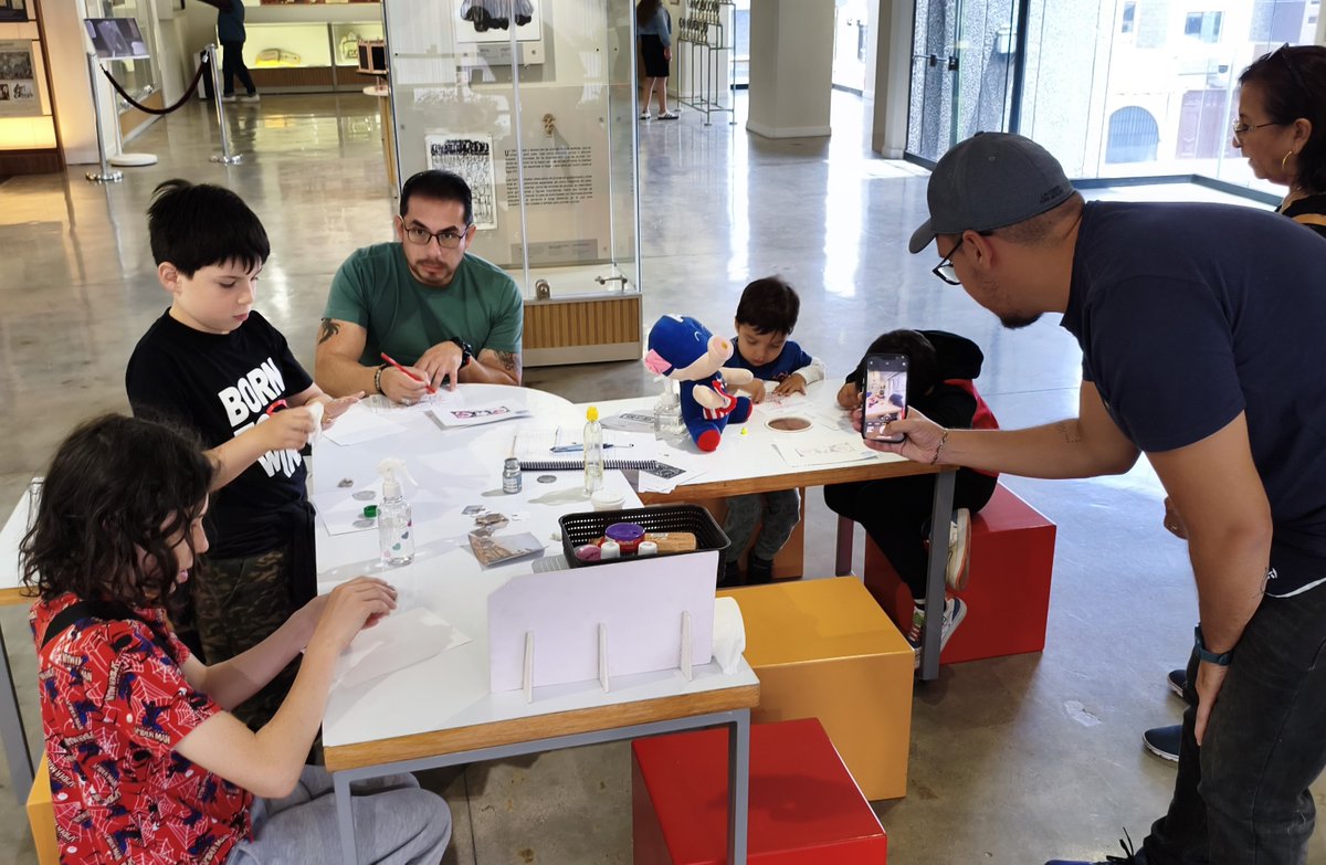 En Cuenca, este fin de semana, el Museo de la Moneda del #BCE vivió una experiencia única con el Taller Alcancía “La Moneda MdQ nos cuenta”. Los visitantes viajaron al pasado para descubrir la historia económica y monetaria de Guayaquil desde 1830, a través de una propuesta