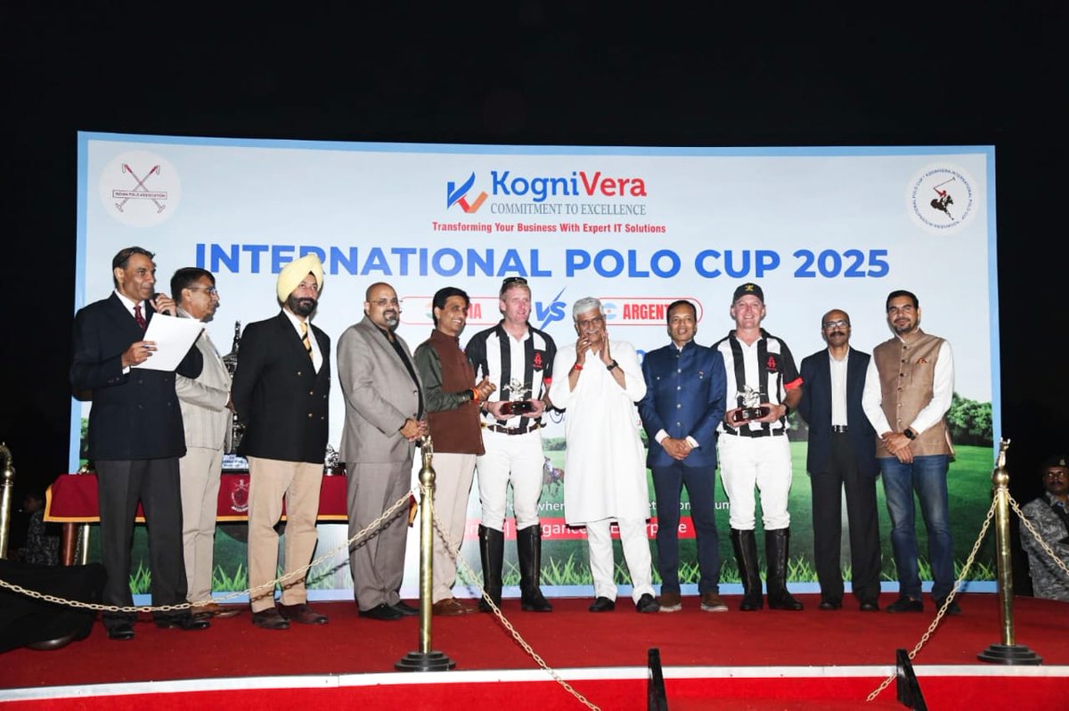 'हमने लौटाए सिकंदर सर झुकाए मात खाए,
हमसे भिड़ते हैं वे जिनका मन धरा से भर गया है।’

पोलो की विश्व विजेता टीम अर्जेंटीना को अंतिम चक्र में परास्त करने का शौर्य जब भारतीय टीम ने दिखाया, तो उसका साक्षी मैं भी रहा। कीर्तिध्वज तिरंगे को गौरवोन्नति देने वाले अश्वारोही क्रीड़ामणियों को