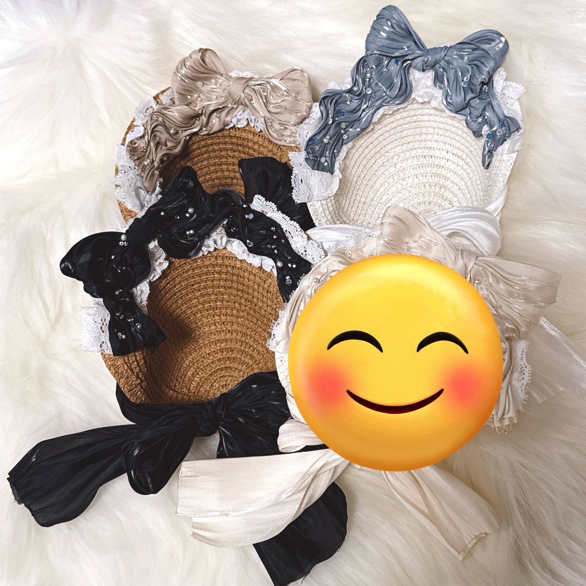 sd사이즈 리본 비딩 보닛 판매합니다. 리본컬러 기분 샴페인, 블랙, 그레이블루 각 1점씩 있으며 손으로 직접 모양을 잡고 진주, 비즈로 장식하여 디자인이 일정치 않습니다. 실제 컬러는 마지막 폰카 사진 참고해주셔요. 각 85,000원 운비 별도입니다. #트인덕장터