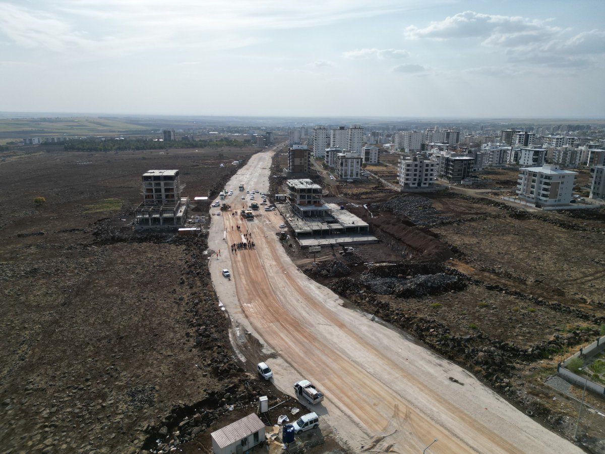 SİVEREK TRAFİĞİ ÇEVRE YOLU İLE RAHATLAYACAK🚧 

Şanlıurfa Büyükşehir Belediyesi olarak, ilçelerimizde ulaşım konforunu artırmak ve şehir içi trafiği rahatlatmak amacıyla yatırımlarımıza aralıksız devam ediyoruz.

Siverek ilçemizde altyapı çalışmaları tamamlanan Çevre Yolunda,