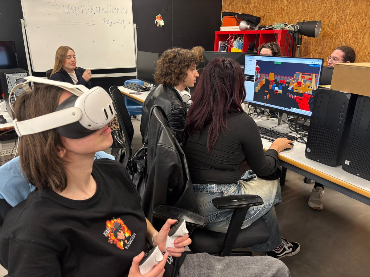 ceeivalencia's tweet image. Esta mañana estamos en @floridauni probando la plataforma @alliance4xr con los estudiantes del Grado en Videojuegos. 🎮

Un equipo increíble de #testers que están aportado ideas, energía y mucho talento.

¡Gracias por ayudarnos a seguir mejorando! 🫰