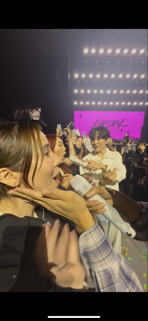 lNSUBURBlA's tweet image. never been so happy in my life to be hit with a microphone 🤸🤸🤸🤸