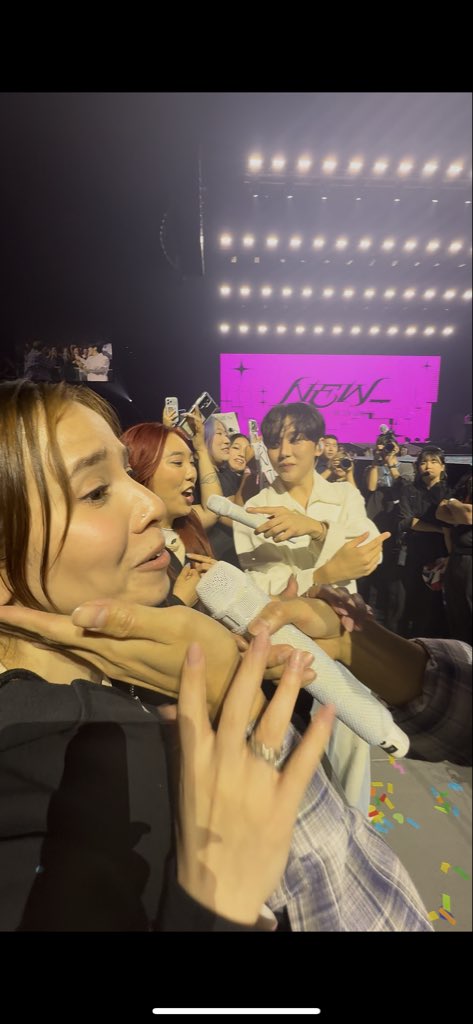 lNSUBURBlA's tweet image. never been so happy in my life to be hit with a microphone 🤸🤸🤸🤸