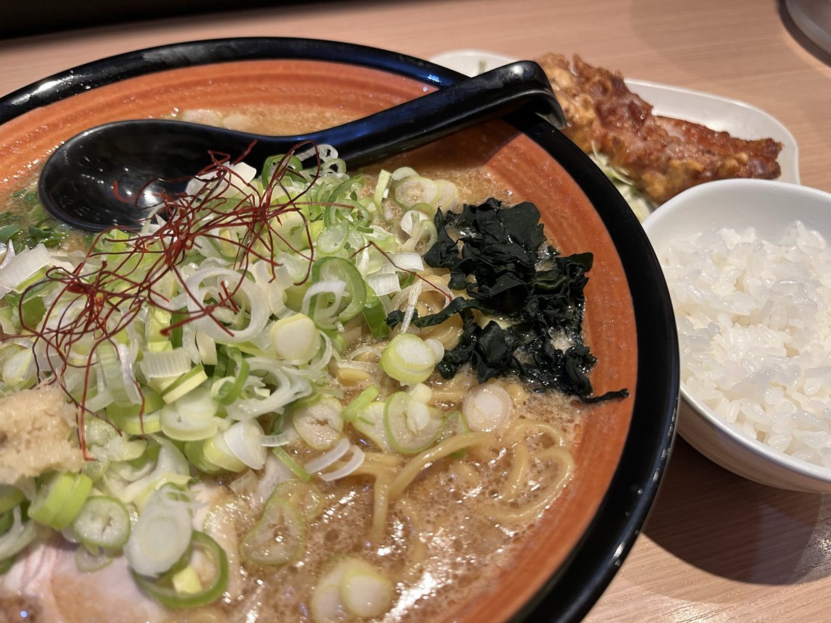 今夜は須藤満さん、則竹裕之さん率いる４GENEXYZの札幌公演を観にcube  gardenへ行って参りました🚶
ミュージシャンモードのかわ島兄やんカッコよかった🎷
およそ２時間のLIVEが瞬く間に終わり、刺激たっぷり勉強だらけの時間でした📝
帰りに日連続となるラーメン🍜
熊に気をつけながら帰るべあ🐻