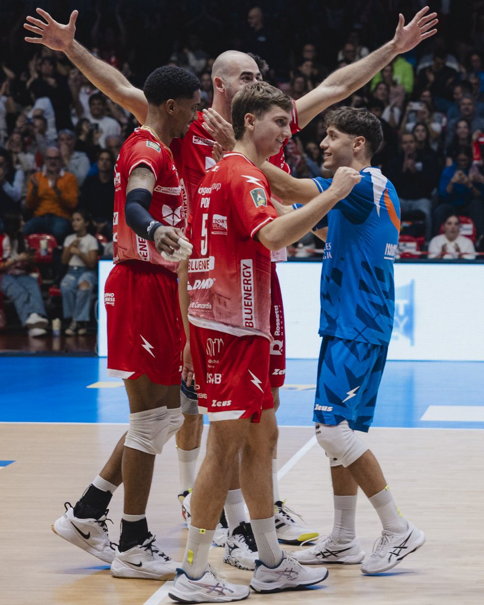 GasSalesVolley's tweet photo. La vittoria di ieri contro @PowervolleyMI in 4 scatti.
A questo link la > https://t.co/6FAywGCwiB
#piacenzamilano #SuperLega #atuttogas #gassalesbluenergy https://t.co/FNyyHSkAQS