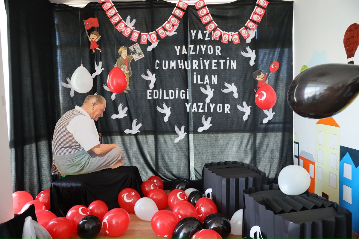 Cumhuriyet, çocukların gülüşlerinde yeşeren en güzel çiçektir...🌸❤️

#29Ekim Cumhuriyet Bayramını;
📍Selime Sultan Kadın Aktivite Merkezimizde minik öğrencilerimizle düzenlediğimiz etkinlikte büyük bir heyecan ve coşkuyla kutladık. 🎈🇹🇷🥰

Onların gözlerindeki ışıltı, ülkemizin