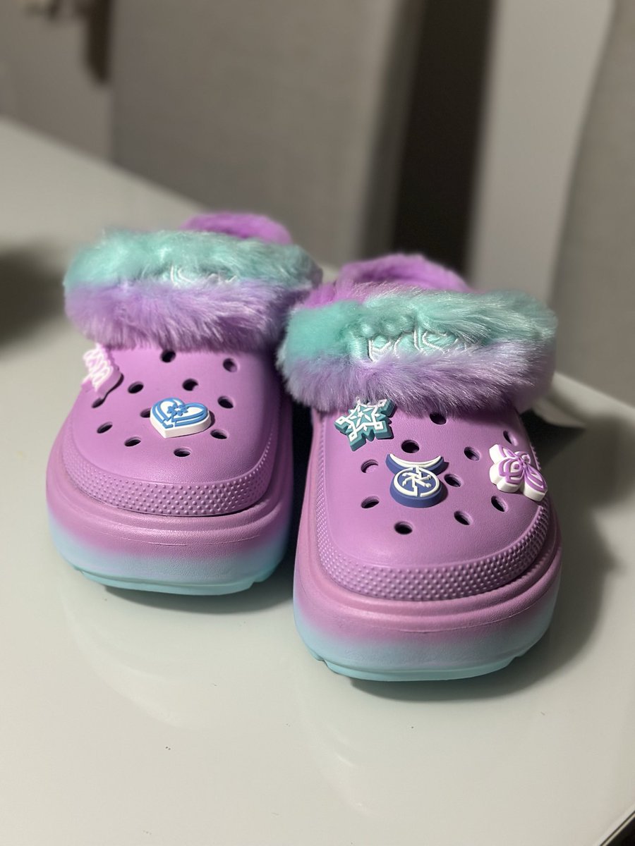 nyzhour_'s tweet photo. 🌸 vendo/venda - crocs aespa nova🪻

- 600 reais + frete
- mando vídeos e fotos no pv
- envio rápido!!
- não vem o photocard https://t.co/fjr6l2itNd