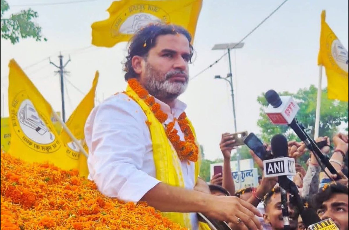 Bahari_Bihari's tweet photo. बिहार के नए लड़कों और बाहर से आए लोगों से हांथ जोड़कर विनती रहेगी कि इस बार वोट करना है भाईलोग,इस बार वोट बस्ता छाप पे करना है!

तुम्हारे पास ऑप्शन है,तुम्हारे हांथ में वोट है,��र एक आदमी है जो कोशिश कर रहा है,बस उसका मनोबल टूटने नहीं देना है।
उसको तोड़ने की पूरी कोशिश हो रही है,उम्मीदवार बैठा दिए जा रहे हैं,उनको हर तरह से परेशान किया जा रहा है। माना कि उसकी पार्टी परफेक्ट नहीं है,कुछ एरर है पर बहुत हद तक सबसे बढ़िया विकल्प है।

किसी का ज्यादा सुनना नहीं है,हई है,हाउ है, केजरीवाल है,एजेंट है,जो है,जैसा है पहले वालों से बहुत बढ़िया है, 95% कैंडिडेट बहुत बढ़िया है। 
भाजपा और राजद से बहुत बढ़िया ऑप्शन है,बदलाव तुम्हारे हांथ में है लड़कों,एक बार कोशिश करो यार।

चुपचाप जाना है,बस्ता छाप पे बटन दबाना है।

जय बिहार 🙏 
जय छठी मैया 🙏