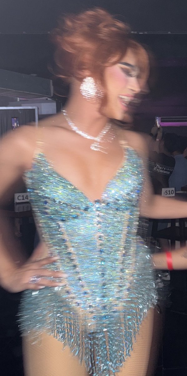 Para kang aparisyon <a href="/VinasDeluxe/">Viñas Deluxe #MisisIt</a> 🧎🏻‍♀️