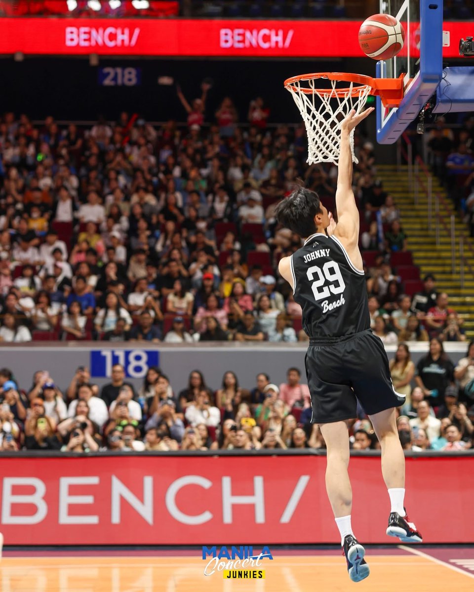 iseekdaylight's tweet image. My friend was apparently a courtside photographer last night and I love his pics of Johnny (I just love Johnny ok)

#JOHNNY #DunkItJohnnySuh #BenchShootofAsia