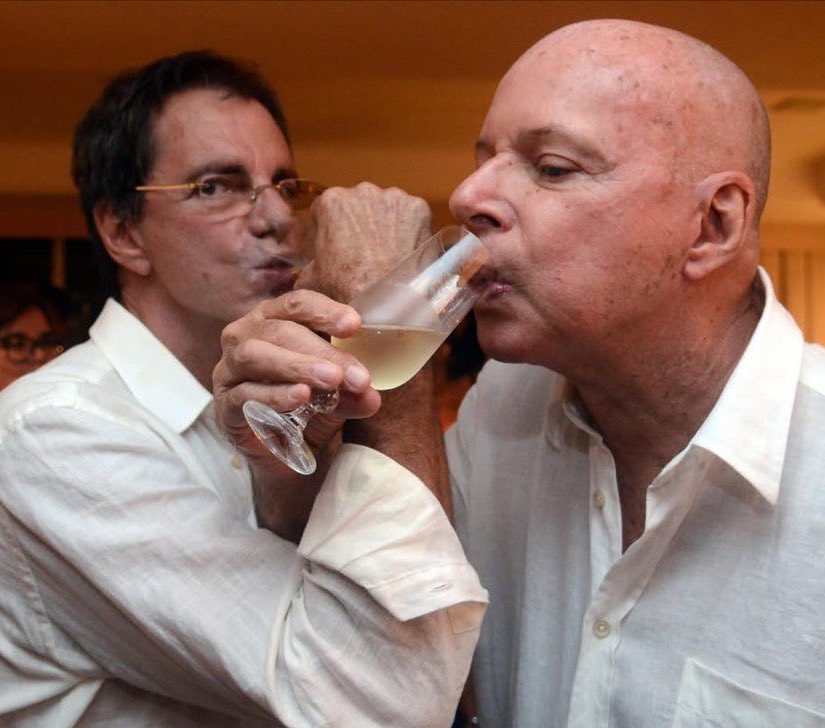 poponze's tweet image. Edgar Moura, viúvo do escritor Gilberto Braga, poderá processar a Globo por descaracterizar o remake de “Vale Tudo”.
Segundo a revista Veja, se o processo avançar e a descaracterização da obra for comprovada, a Globo poderá ser condenada a pagar 10% dos lucros do remake, cerca…