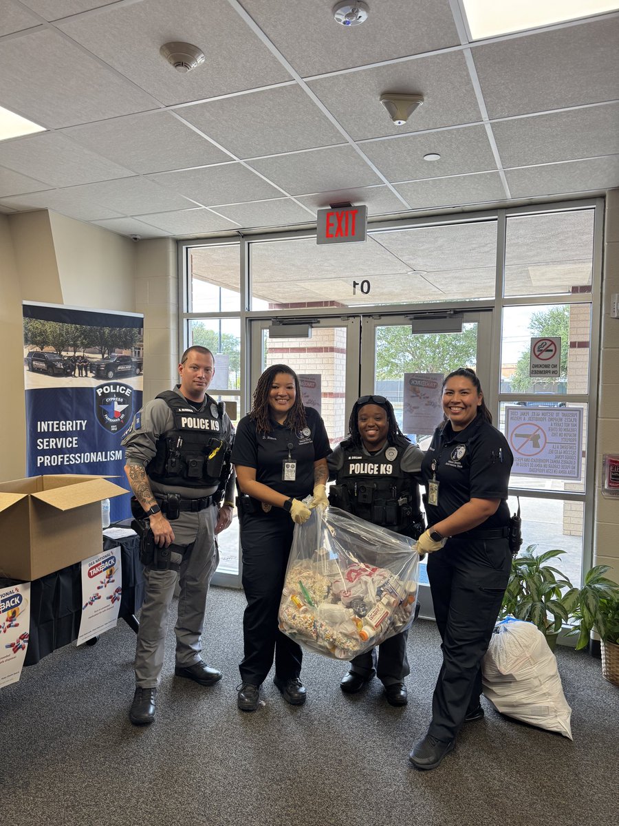 ATranLPC's tweet image. It was a successful @CFISDPDMHIT &amp;amp; @DEAHQ’s National Take Back Day hosted at @CFISDPDChief 💊🚓💙 Our @CyFairISD community safely disposed their unused meds and met with local providers. Kudos to our AVP student interns @cdub_media @CyFair_BFND for the 📸🎥 collab! #CFISDspirit