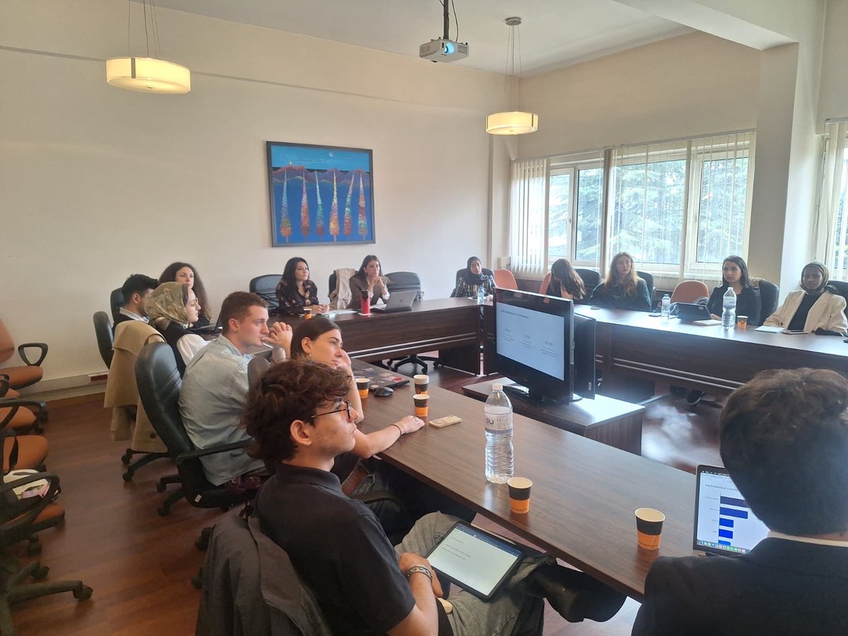 Birleşmiş Milletler Günü kapsamında Sayın Konuğumuz Ekin Eroğlu'nun katkılarıyla Kadın ve Göçün Kesişiminde Uluslararası Mekanizmalar ve IOM/BM'nin Katkıları başlıklı Yuvarlak Masa Tartışması etkinliğimizi çeşitli bölgeler ve saha örneklerini içeren sunumlarla gerçekleştirdik.