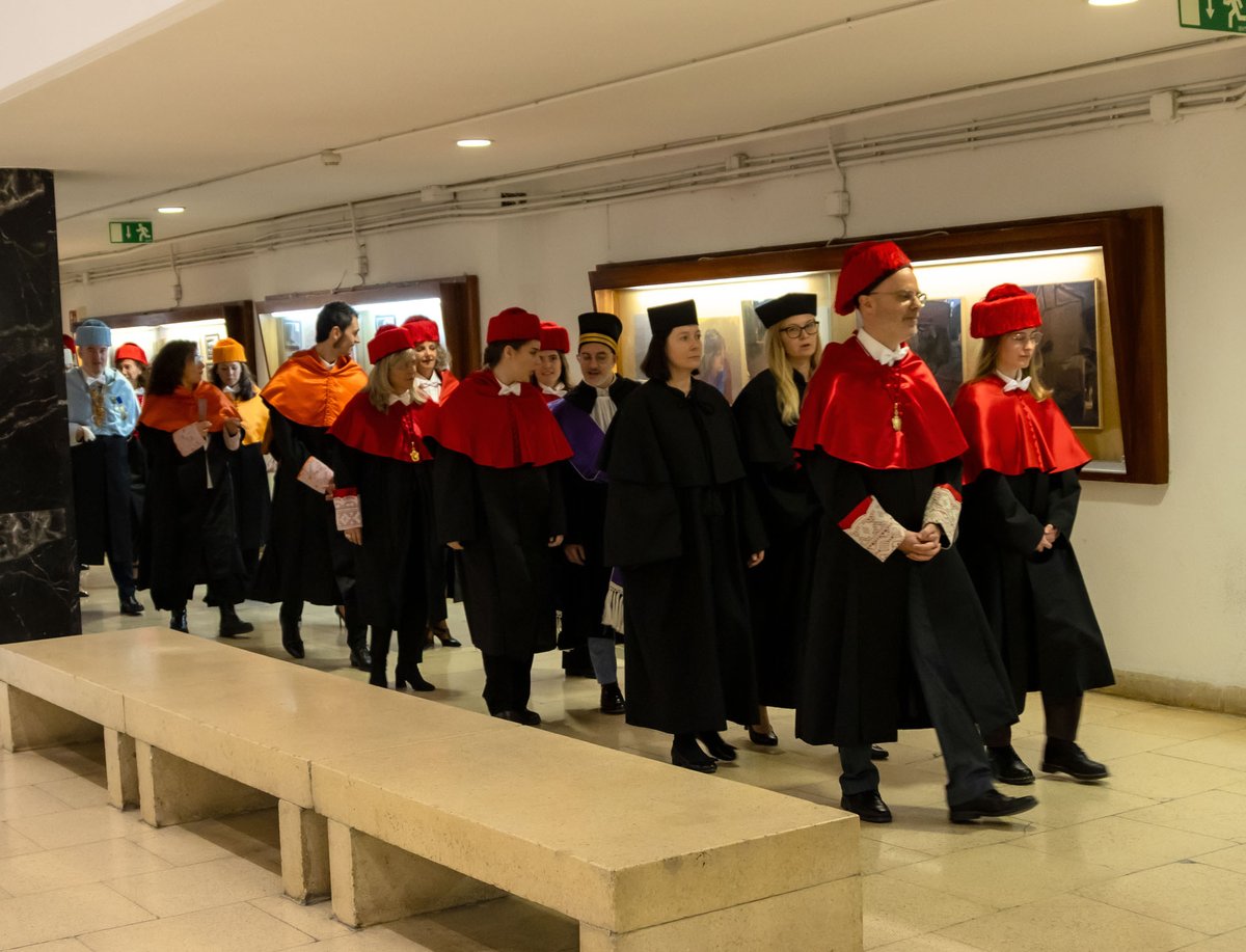 ISE_UJ's tweet photo. Wyjątkowy moment w historii szkolnictwa wyższego w Europie! 25.10 na Uniwersytecie Complutense w Madrycie  odbyła się uroczystość wręczenia dyplomów pierwszym absolwentom Una Europa Joint Bachelor in European Studies (BAES). W UJ program realizuje Instytut Studiów Europejskich. https://t.co/VUXVwexlYU