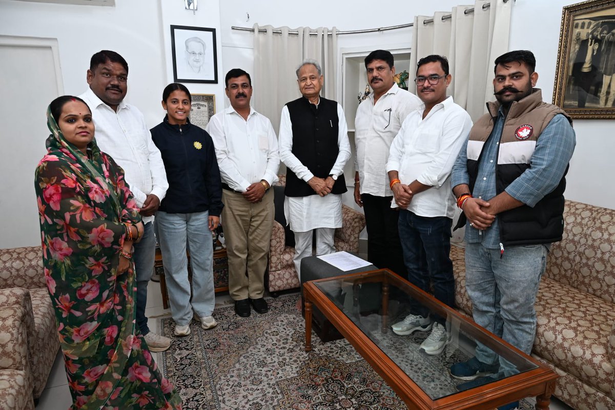 bhavimeenainc's tweet photo. राजस्थान के पूर्व मुख्यमंत्री सम्मानीय @ashokgehlot51 जी से मुलाकात कर अंतराष्ट्रीय रग्बी टीम की कप्तान (मित्र कमलेश शुक्ला जी की पुत्री )भूमिका शुक्ला पदक विजेता के सुनहरे भविष्य को लेकर चर्चा की और दीपावली की शुभकामनाएं प्रेषित की। https://t.co/LZ2pF7jPJg