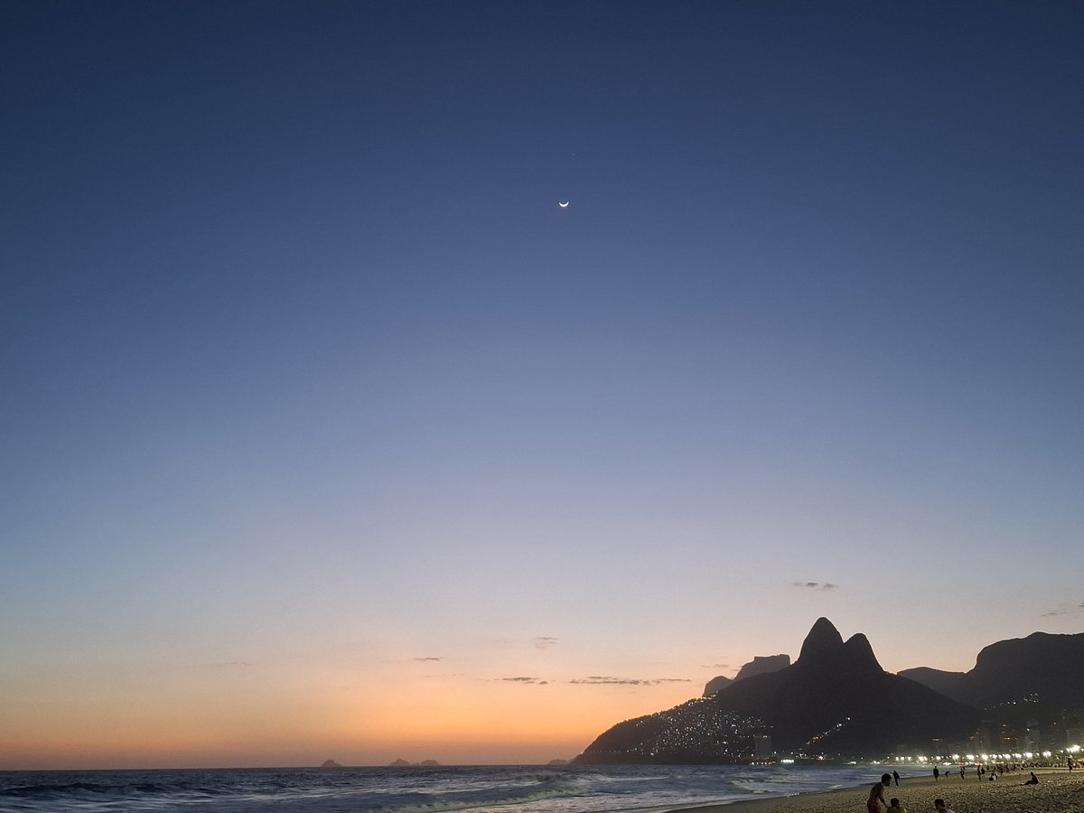 roxyta6's tweet photo. 🧡🌒 https://t.co/PkHtv8gKEg