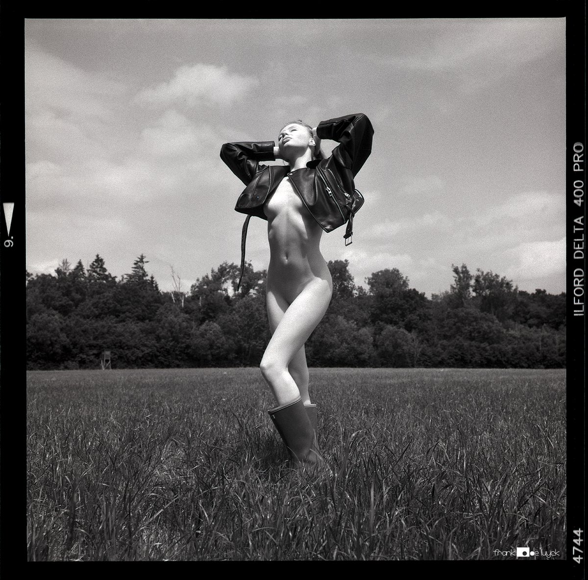 FrankDeLuyck's tweet photo. Anastasia #berlina #anastasiaberlin #modelshoot #outdoors #ilfordfilm #ilforddelta400 #rolleiflex #blackandwhitephotography #redfilter #beauty #farmfields #mediumformat #6x6format #120rollfilm https://t.co/Ftkn3blKCq