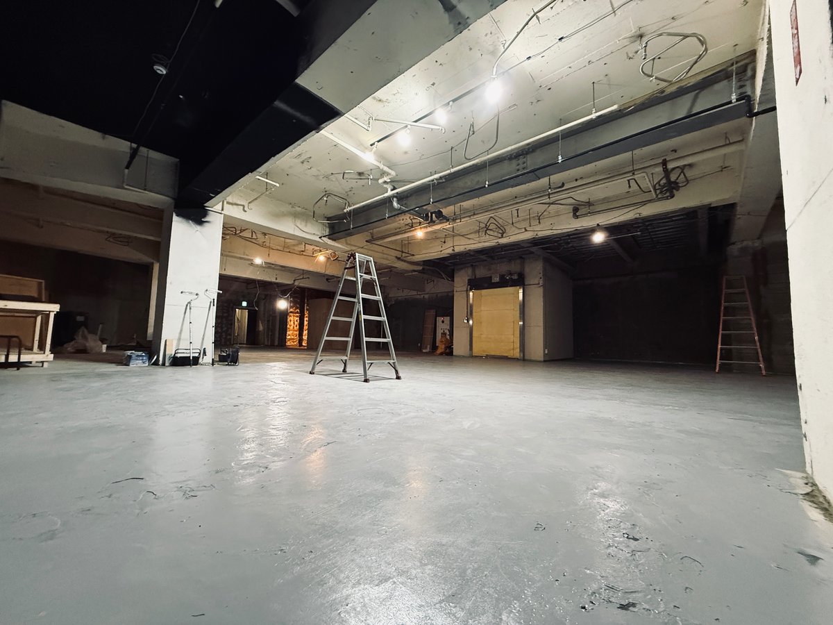 💡ライティングレールの設置がほぼ完了し、スポットライトの取り付けと点灯確認まで進みました！
設営スタートから約1か月、照明まわりが大きく前進✨
トイレと更衣室の枠組みもほぼ完成しています。明日も引き続き作業を進めていきます！

📺10月31日（金）19時頃〜