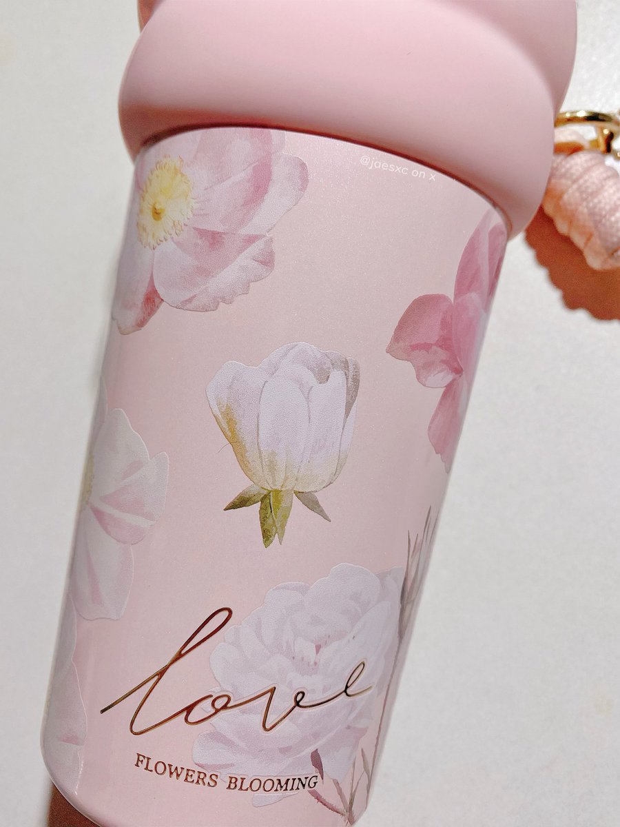 Printingnya tuh lucukk banattt, dia kek timbul gitu, terus kalo diperhatiin juga dia blink blimk tapi tetep keliatan aesthetic, gak heboh samsek!

🛒 s.shopee.co.id/4fnvclvRpS

Ini 710ml, udah tahan panas dan dingin, cuman belum aku test berapa lama, luv it!!