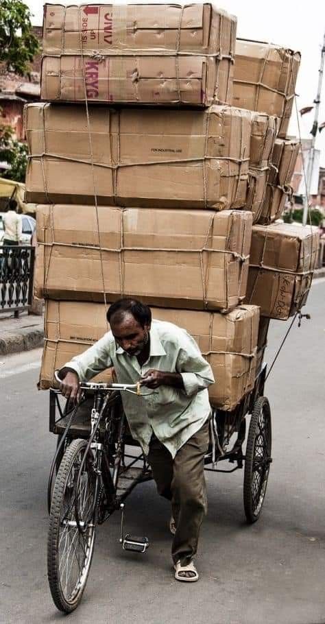 थक गया है यह इंसान, मगर रुका नहीं है, पसीने से तर है, मगर झुका नहीं है,

जिसे दुनिया गरीब कहती है, असल में वही तो असली मेहनत का रखवाला है !!