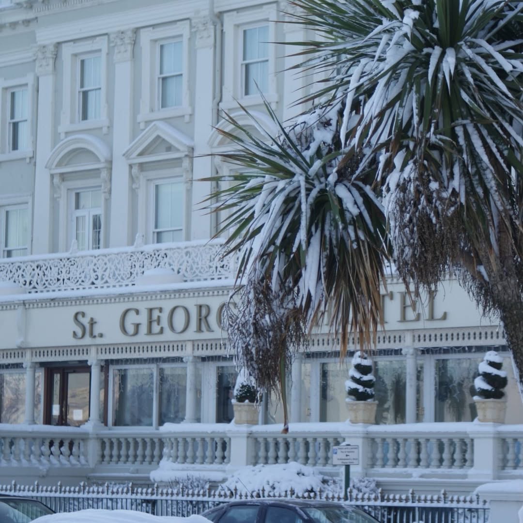 Winter escape, anyone? ❄️✨

2-night break from £249 incl. breakfast &amp; £29 per person dinner allowance on night one. Cosy up by the North Wales coast.

👉 stgeorgeswales.co.uk/stay/winter-br…