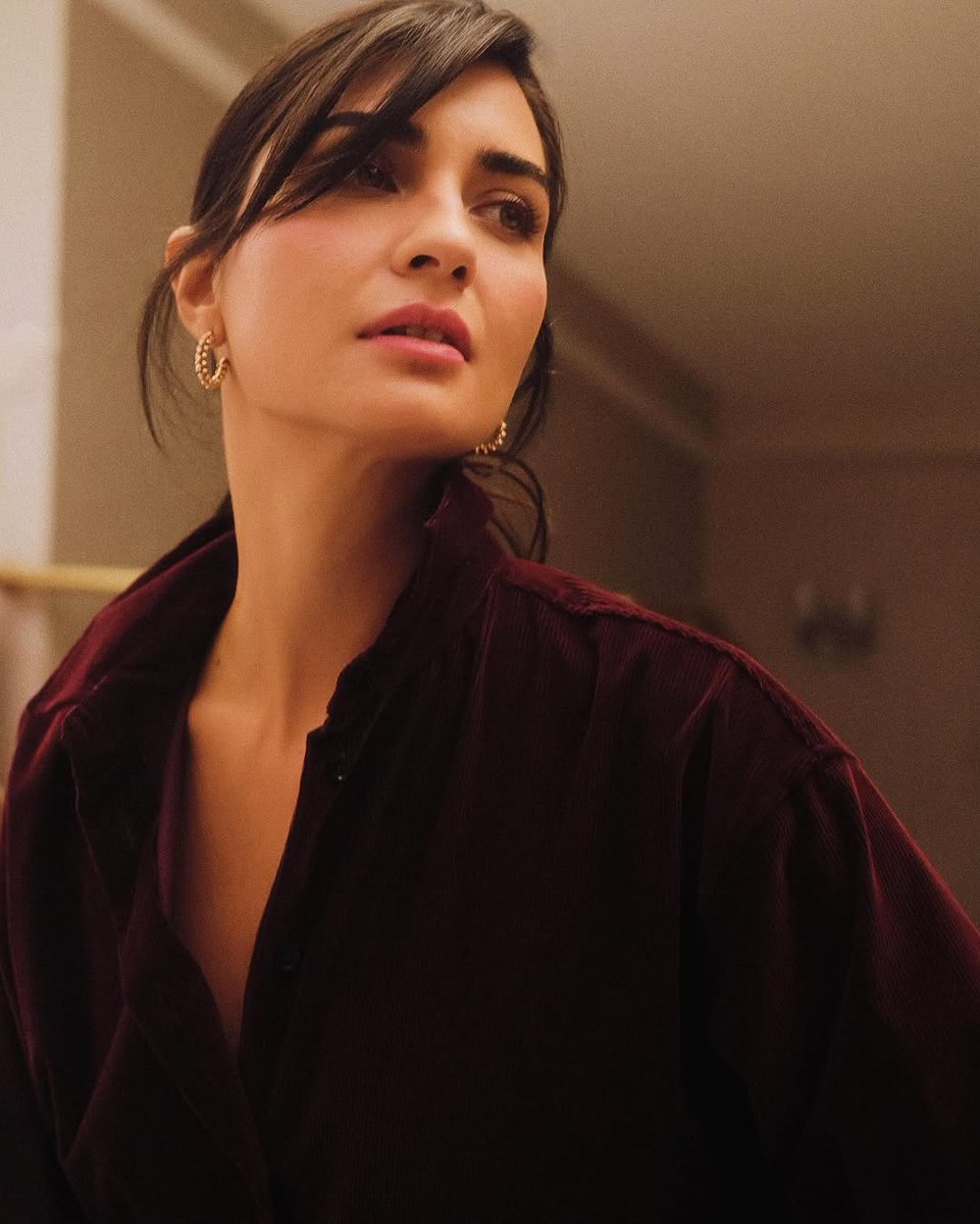 Hermosa fotografía 🌺😍🫠 
Belleza, talento y versatilidad ✨️🤍

#TubaBüyüküstün