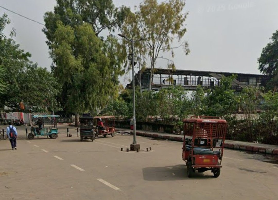 BusesDelhi's tweet photo. #Input1
Route D0004 & D0005 currently run up to Sarai Rohilla Suraksha Bal.
I suggest extending them by 170m to Rly Stn(Back Gate).
This will benefit passengers coming from the station, as many avoid these buses due to the extra walking distance & prefer e-rickshaws @dtchq_delhi https://t.co/l0xIyZqcOS