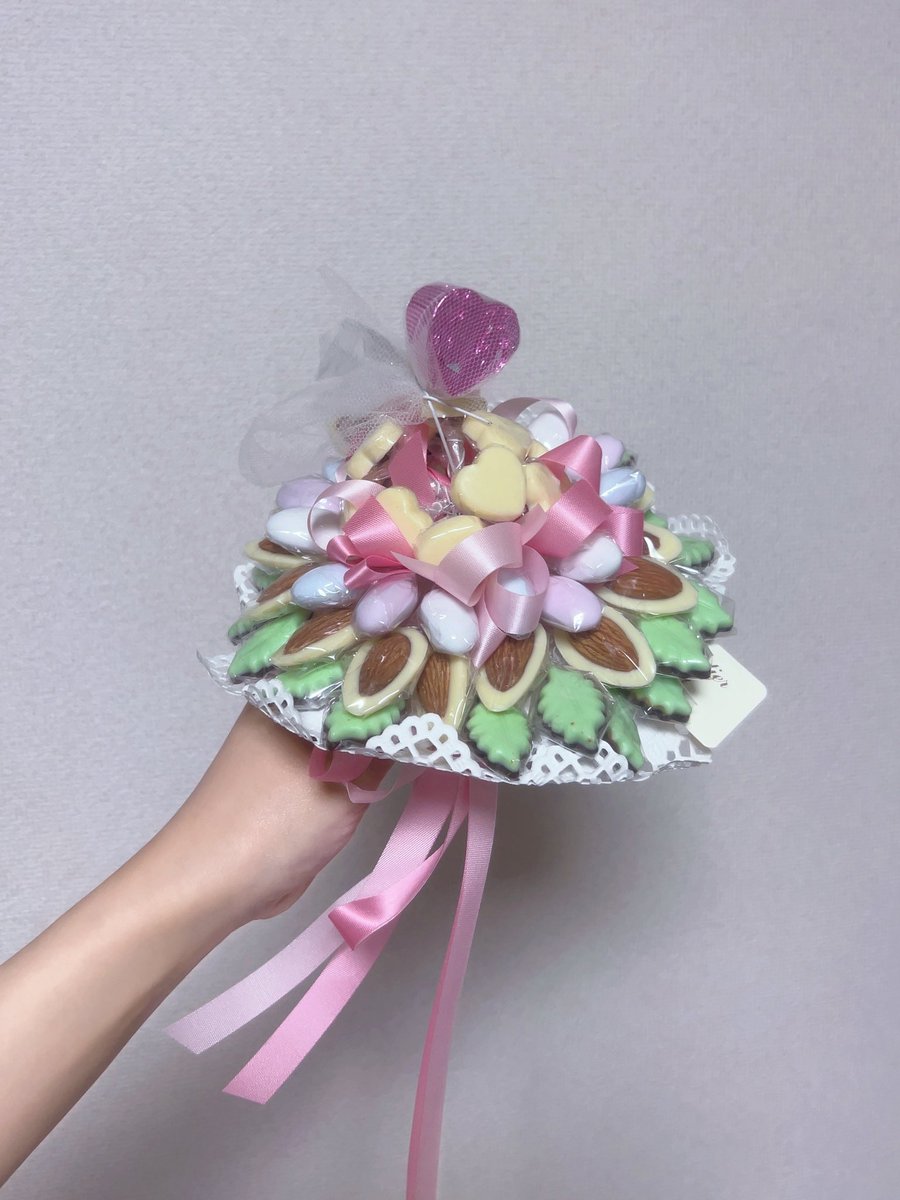 直子先生は公演を観に来てくださる度に素敵なプレゼントをご用意してくださるのですが、5人お揃いのTシャツととっても素敵なチョコレートブーケが可愛すぎたので記念に…💖

先生を目の前にすると毎回号泣する癖直したい🥹

セーラームーンの世界を生み出してくださった先生に愛と感謝を込めて…🌙