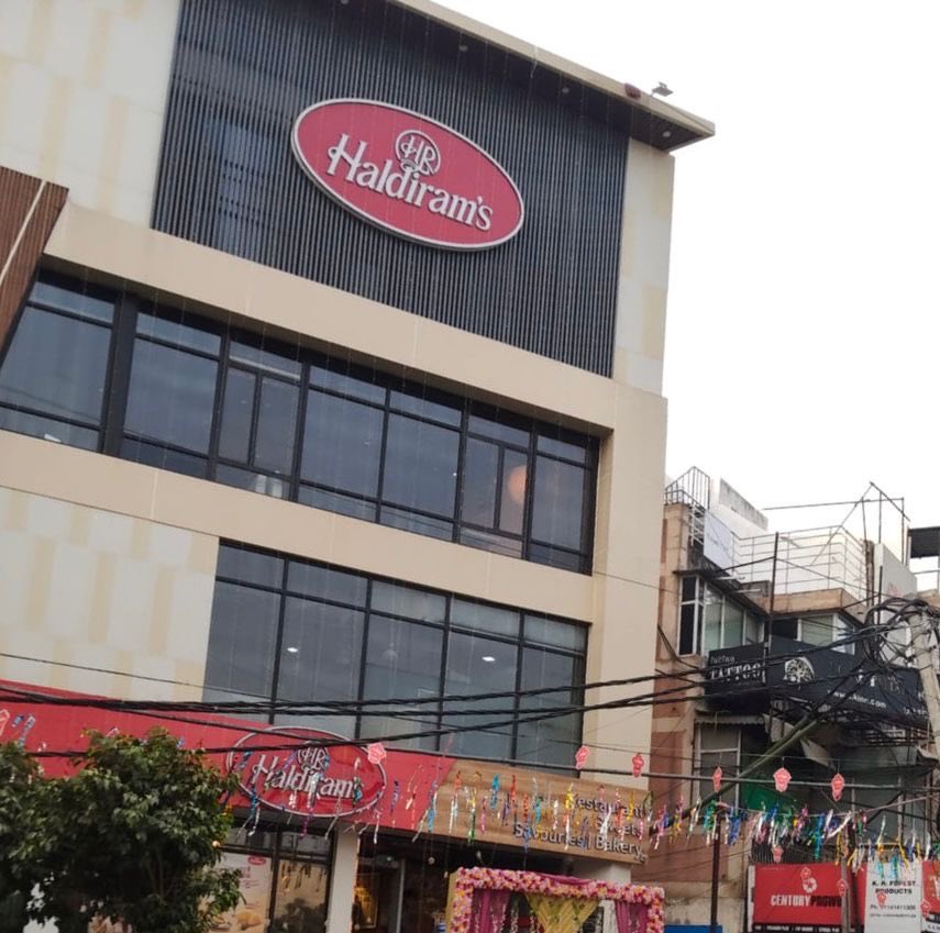 भ्र्ष्टाचार का एक और नमूना👇👇

अवैध तरीक़े से बिना लाइसेंस चल रहे जिस हल्दीराम को सील करने में <a href="/MCD_Delhi/">Municipal Corporation of Delhi</a> को महीनों लगे उसे कर्तव्यनिष्ठ निगमायुक्त <a href="/AshwaniKumar_92/">Ashwani Kumar</a> के कुशल नेतृत्व और #Pankaj_Naresh_Agarwal के सानिध्य में पौष्टिक फलाहार से विकसित हो रहे #DHO ने अगले ही दिन खोल