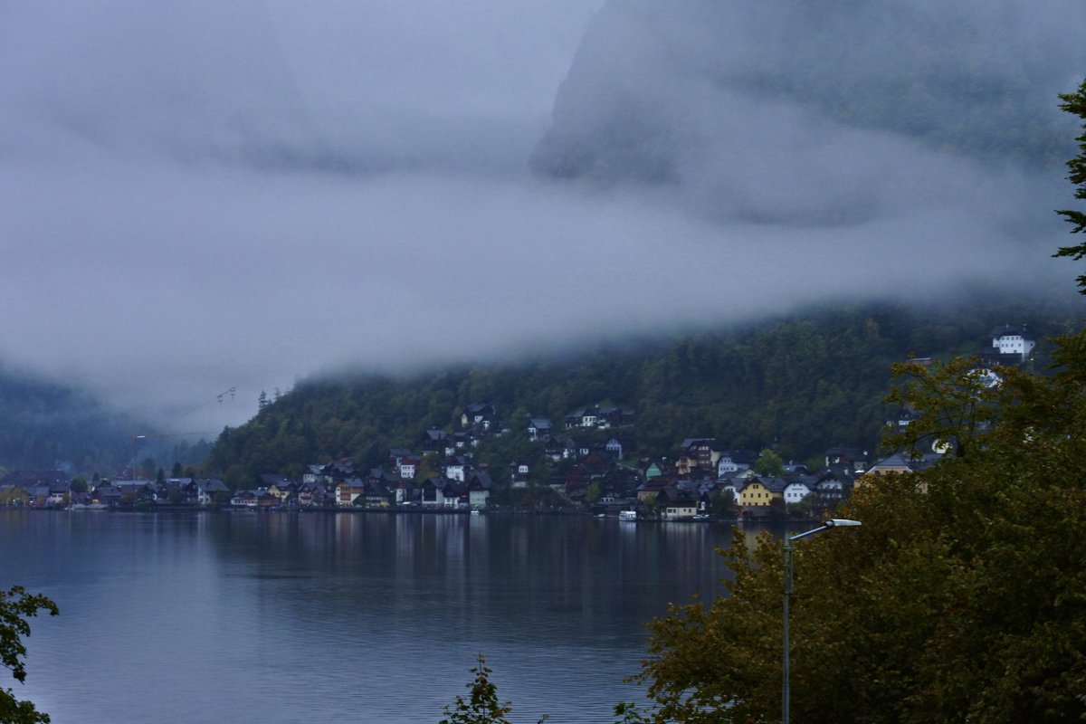 decemberin2000's tweet photo. hallstatt under clouds 🚏 https://t.co/skM9uCaQUY