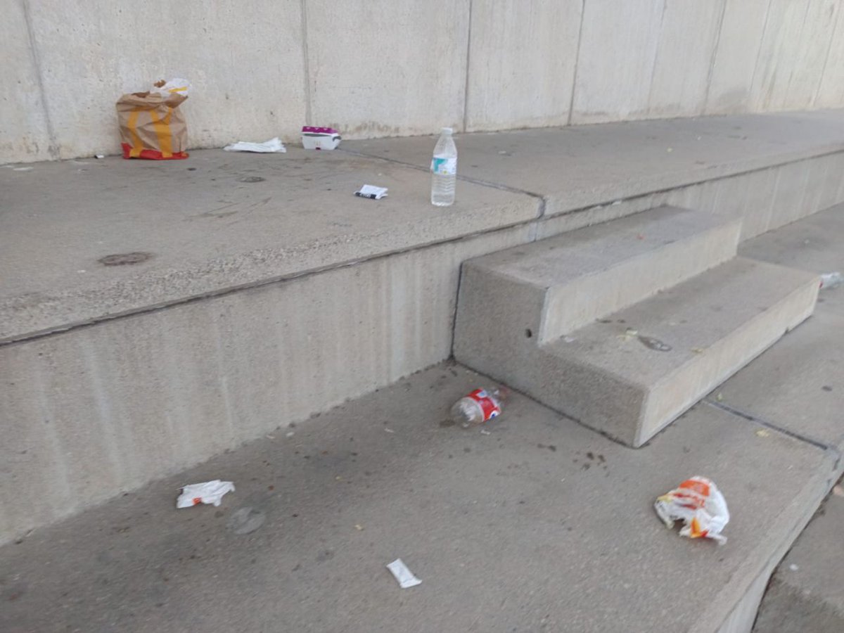 LezkairuCD's tweet photo. Un fin de semana más, estos son algunos de los "regalos" que dejan en nuestras instalaciones parte del público que viene a ver los partidos. Las gradas están repletas de cubos de basura, pero al parecer conlleva demasiado esfuerzo depositar en los mismos la basura generada. https://t.co/KOZ19ULVmM