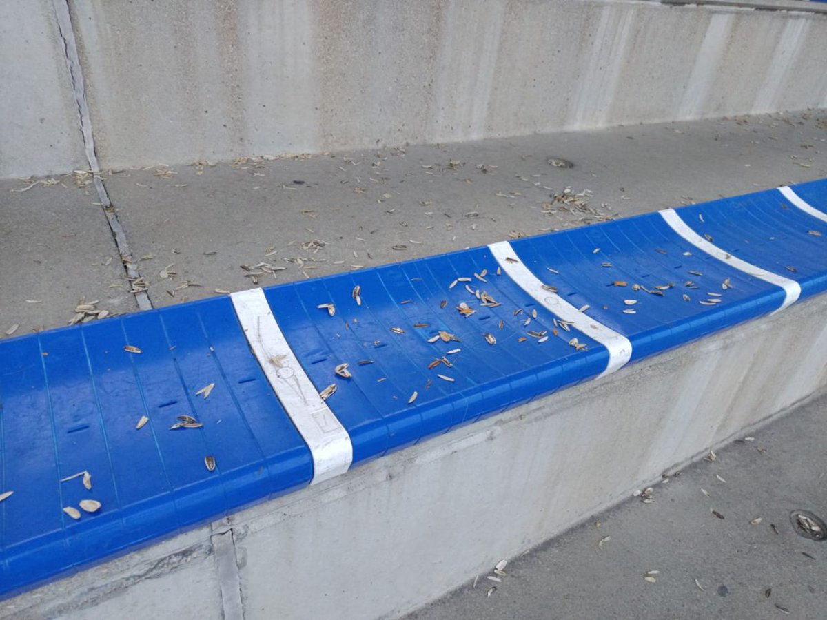 LezkairuCD's tweet photo. Un fin de semana más, estos son algunos de los "regalos" que dejan en nuestras instalaciones parte del público que viene a ver los partidos. Las gradas están repletas de cubos de basura, pero al parecer conlleva demasiado esfuerzo depositar en los mismos la basura generada. https://t.co/KOZ19ULVmM